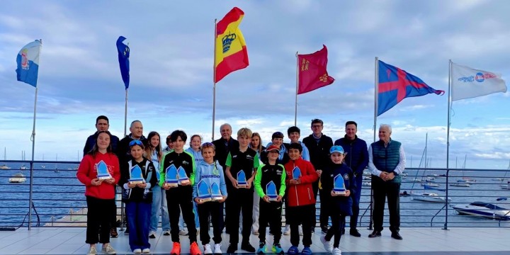 <h2>Santiago de la Ribera corona a los nuevos campeones de Optimist.</h2>Las buenas condiciones de viento en el Mar Menor, en las jornadas de sábado y domingo, han ... Santiago de la Ribera corona a los nuevos campeones de Optimist.